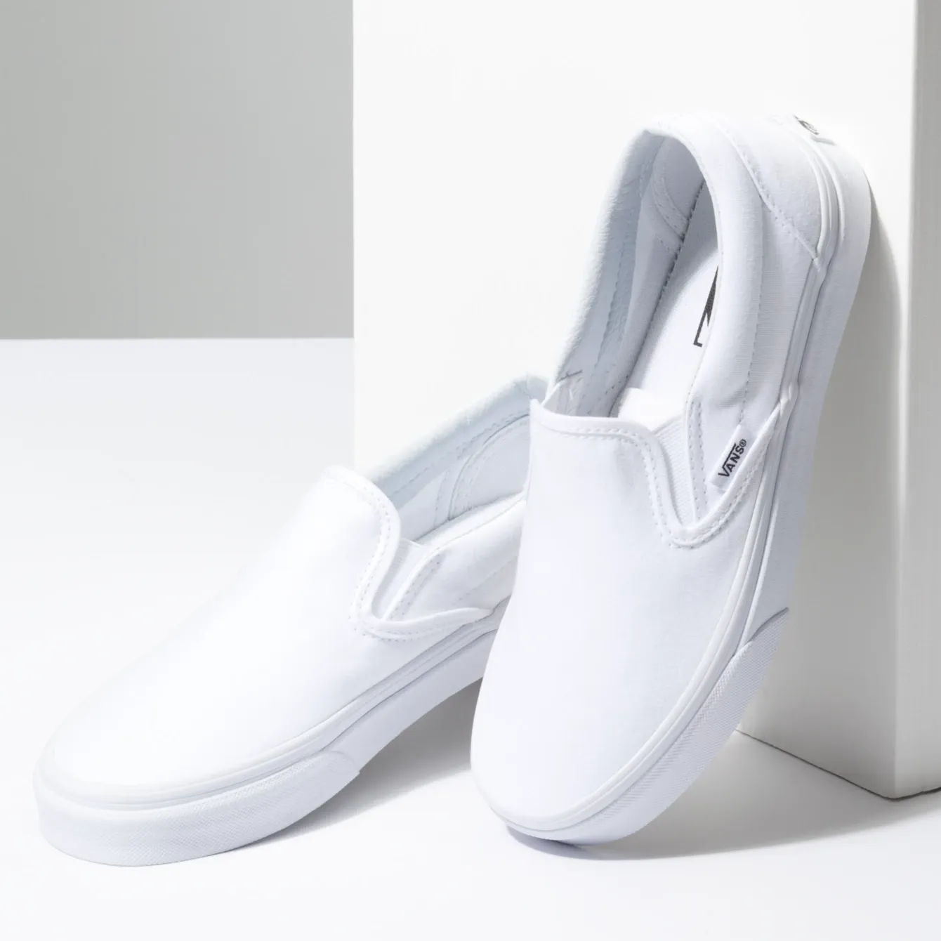 Vans Unisex Classic Slip-On Shoes - All White